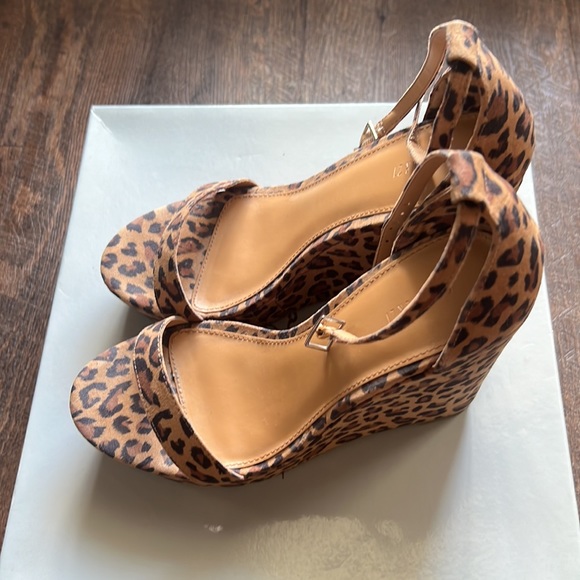 Cheetah print wedges Gentle used size * 7 woman’s - Picture 2 of 3